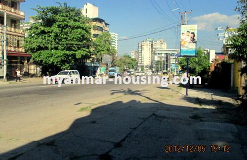 ミャンマー不動産 - 賃貸物件 - No.1029 - A  hall type landed house for rent. - view of the street.