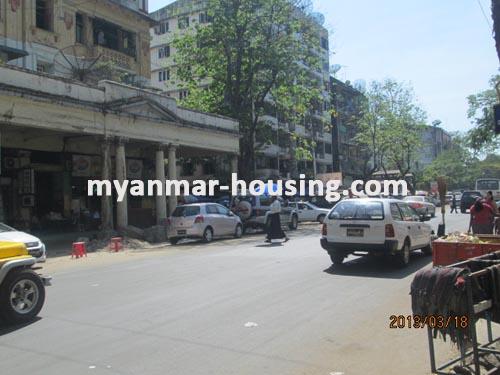 ミャンマー不動産 - 賃貸物件 - No.1181 - Located close to shopping mall for rent in Botahtaung! - View of the road.