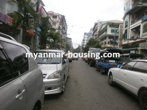 ミャンマー不動産 - 賃貸物件 - No.1320 - Great apartment in the best area of Myanmar! - View of the street .