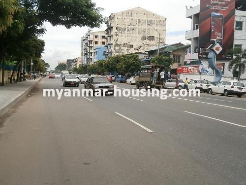 ミャンマー不動産 - 賃貸物件 - No.1364 - Condo near main road in Mayangone! - View of  the  road.