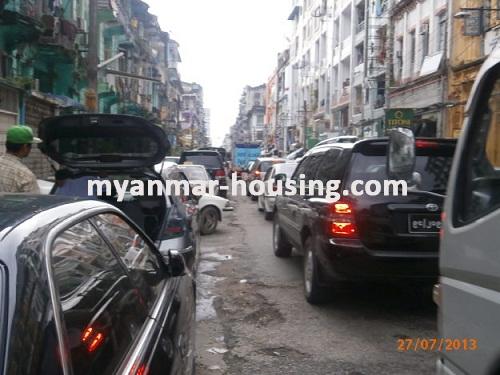 ミャンマー不動産 - 賃貸物件 - No.1412 - Fully decorated condo in Pabedan! - View of the street.