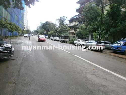 ミャンマー不動産 - 賃貸物件 - No.1426 - Nice decorated condo in Botahtaung! - View of the road.