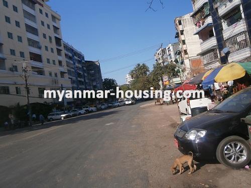 ミャンマー不動産 - 賃貸物件 - No.1761 - Good apartment for rent in Pazundaung ! - View of the street.