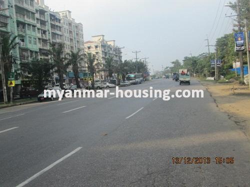 ミャンマー不動産 - 賃貸物件 - No.1979 - An apartment in Shwe Kabar housing! - View of the main road.