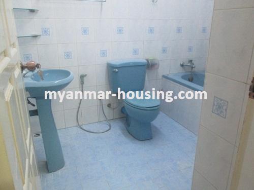 ミャンマー不動産 - 賃貸物件 - No.2109 - Very spacious good apartment for rent in Botahtaung! - View of the bath room and wash room.