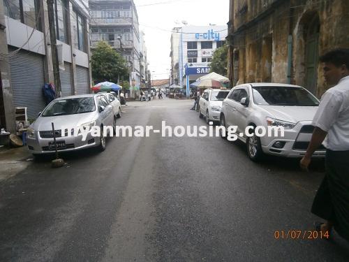 ミャンマー不動産 - 賃貸物件 - No.2299 - Nice apartment for shop in Lamadaw! - View of the street.