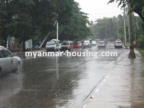 ミャンマー不動産 - 賃貸物件 - No.2334 - An apartment for rent in Shwe Ohm Pin housing! - View of the road.