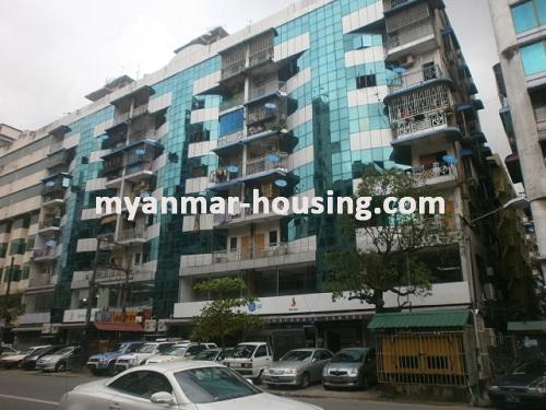 ミャンマー不動産 - 賃貸物件 - No.2540 - Condo for rent in expats area available ! - Front view of the building.