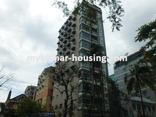 ミャンマー不動産 - 賃貸物件 - No.2587 - Condo for rent in downtown area! - Front view of the building.