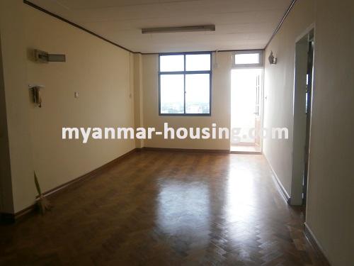 ミャンマー不動産 - 賃貸物件 - No.2946 - Spacious Condo for rent near Inya Lake with Cheap Price! - View of the living room.