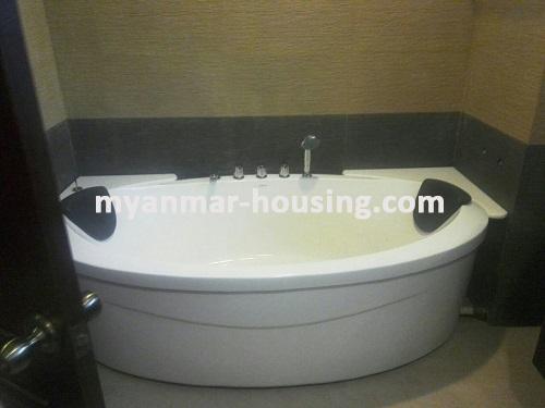 ミャンマー不動産 - 賃貸物件 - No.3228 -  Good Condominium for rent in Mayangone Township. - View of Bathtub and toilet room