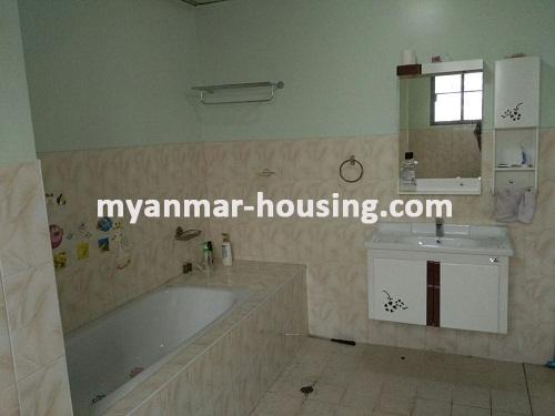 ミャンマー不動産 - 賃貸物件 - No.3585 - An apartment for rent in PaNyawadhi Condo. - View of the Toilet and Bathroom