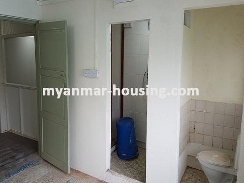 ミャンマー不動産 - 賃貸物件 - No.3609 - An apartment room for rent in Pazundaung Township - View of Toilet and Bathroom