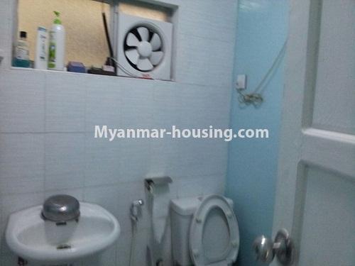 ミャンマー不動産 - 賃貸物件 - No.3783 - Good room for rent in Mya Yaik Condo. - View of the Toilet and Bathroom