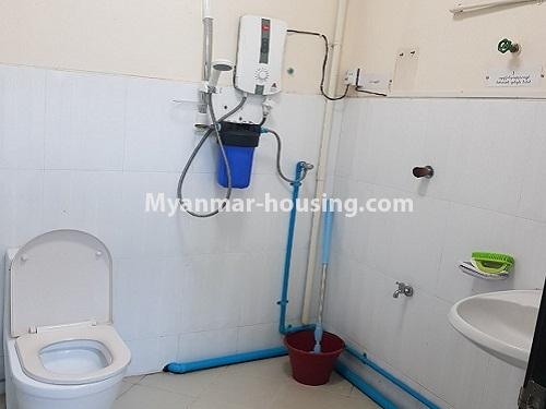 ミャンマー不動産 - 賃貸物件 - No.3789 - A good room for rent in Hledan Center Condo. - View of the Toilet and bathroom