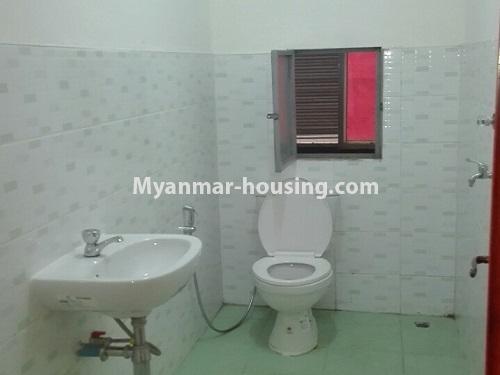 ミャンマー不動産 - 賃貸物件 - No.3790 - A new Condo room for rent in Golden Oak Condo 2. - View of Toilet and Bathroom