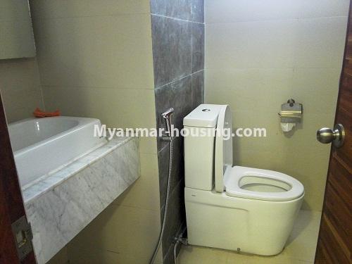 ミャンマー不動産 - 賃貸物件 - No.3881 - Good room in Done condo available now on rent. - View of the bathroom