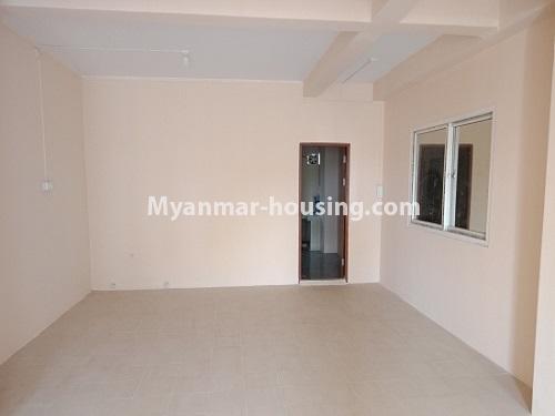 ミャンマー不動産 - 賃貸物件 - No.3902 - An apartment for rent in Pazundaung Township. - View of the Living room