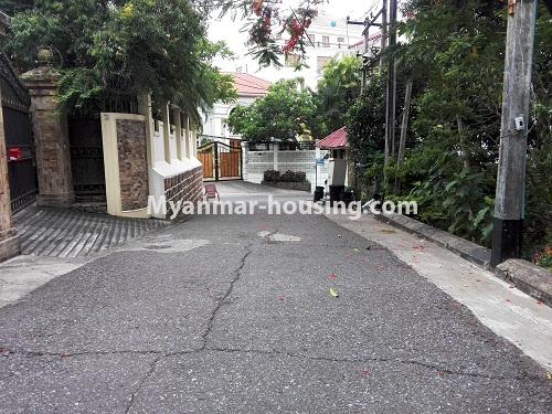 ミャンマー不動産 - 賃貸物件 - No.3940 - A landed house for rent in 7 Mile, Mayangone Township. - View of the street