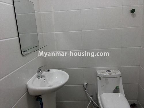 ミャンマー不動産 - 賃貸物件 - No.3973 - Wide space room for rent in Golden Crown Condo. - View of the Toilet and Bathroom