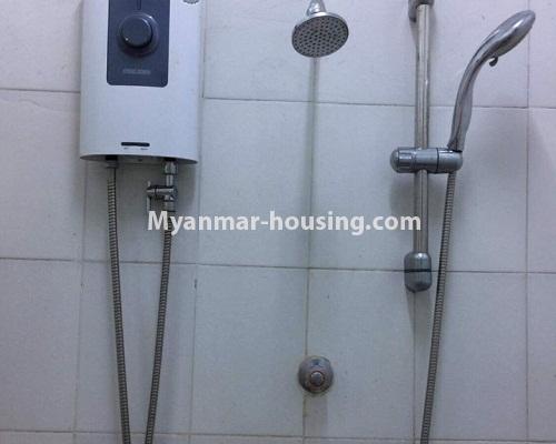 ミャンマー不動産 - 賃貸物件 - No.4332 - Apartment for rent in Highway Complex, Kamaryut. - master bedroom bathroom