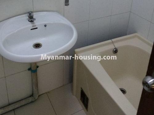 ミャンマー不動産 - 賃貸物件 - No.4635 - Furnished University Yeik Mon Condominium room for rent in Bahan! - master bedroom bathroom view