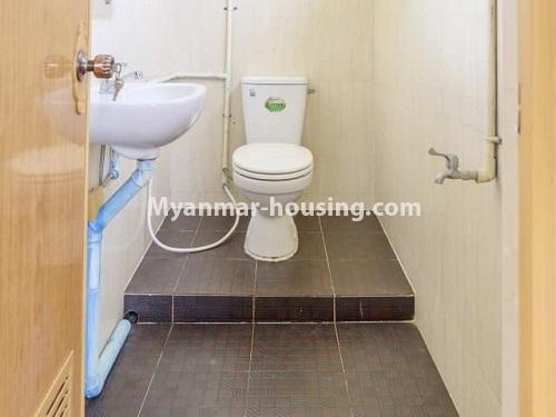 ミャンマー不動産 - 賃貸物件 - No.4641 - A lovely condominium room for rent near Myaynigone City Mart! - bathroom 1