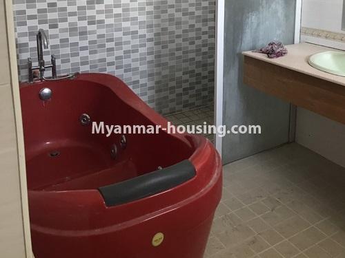 ミャンマー不動産 - 賃貸物件 - No.4671 - Duplex Penthouse with panoramic view of Yangon Cityfor rent in Sanchaung! - bathroom view