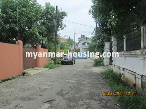 ミャンマー不動産 - 売り物件 - No.1897 - Good landed house for sale in Kamayut Township ! - View of the street .