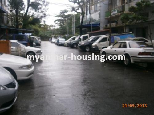 ミャンマー不動産 - 売り物件 - No.2133 - Nice spacious apartment  for sale ! - View of the  road .