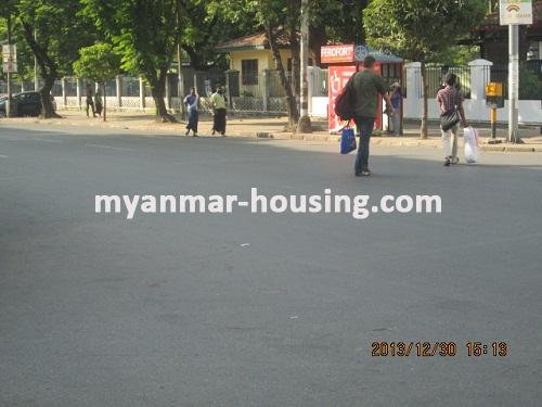 ミャンマー不動産 - 売り物件 - No.2338 - An apartment for sale in Kyaukdadar ! - View of the road.