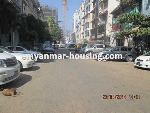 ミャンマー不動産 - 売り物件 - No.2397 - An apartment located in the center of Yangon! - View of the street.