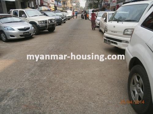 缅甸房地产 - 出售物件 - No.2562 - An apartment for sale in downtown! - View of the road.