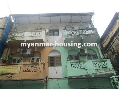 缅甸房地产 - 出售物件 - No.2706 - An aparment for sale in heart of the city! - View of the building.