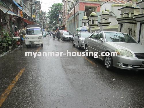 缅甸房地产 - 出售物件 - No.2706 - An aparment for sale in heart of the city! - View of the street.