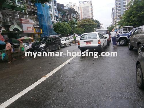 缅甸房地产 - 出售物件 - No.2716 - An apartment in the main center of Yangon! - View of the road.