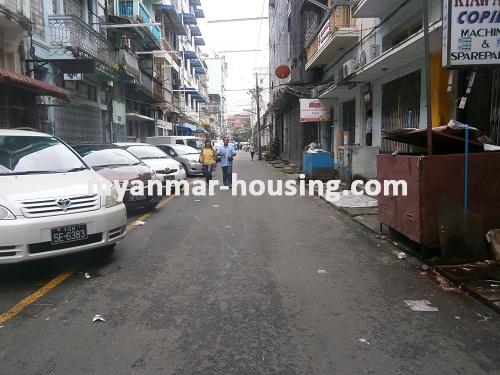 缅甸房地产 - 出售物件 - No.2718 - An apartment for sale in downtown available! - View of the street.