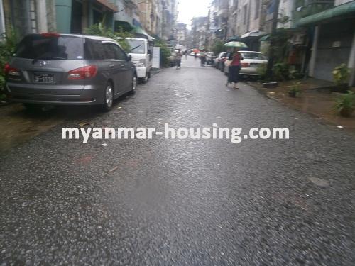 缅甸房地产 - 出售物件 - No.2727 - An apartment for sale available! - View of the street.